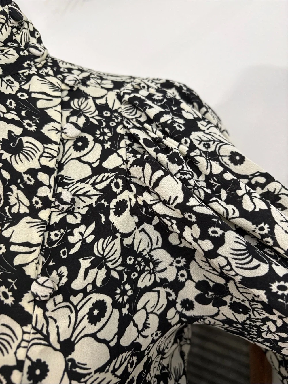 Black & Cream Floral Long-Sleeve Women's Dress with a zipper on the side